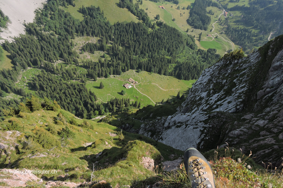 Tiefblick zur Alp Zwüschet Mythen