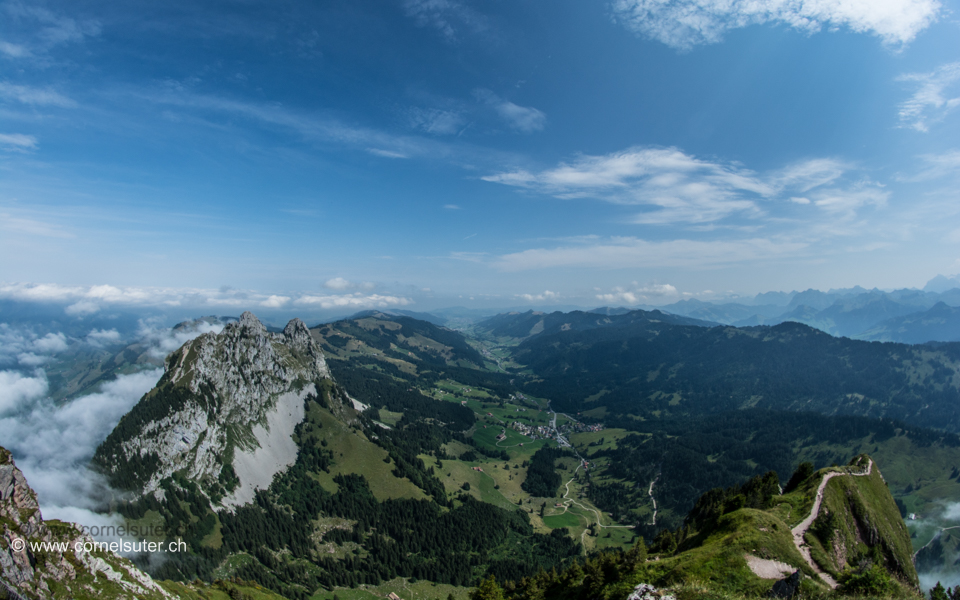 Auf dem Gross Mythen 1899m Sicht ins Alptal
