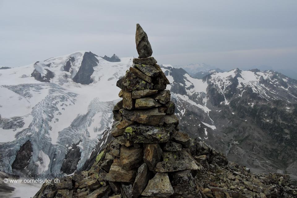 Lukas hat auf dem Sustenpsitz 2931m ein neuer Gipfelsteinmann erstellt.