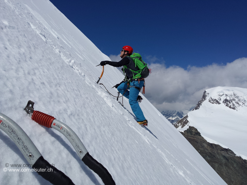 Nordwand feeling..... Lukas am Aufstieg, im Hintergrund der Alphubel 4206m.