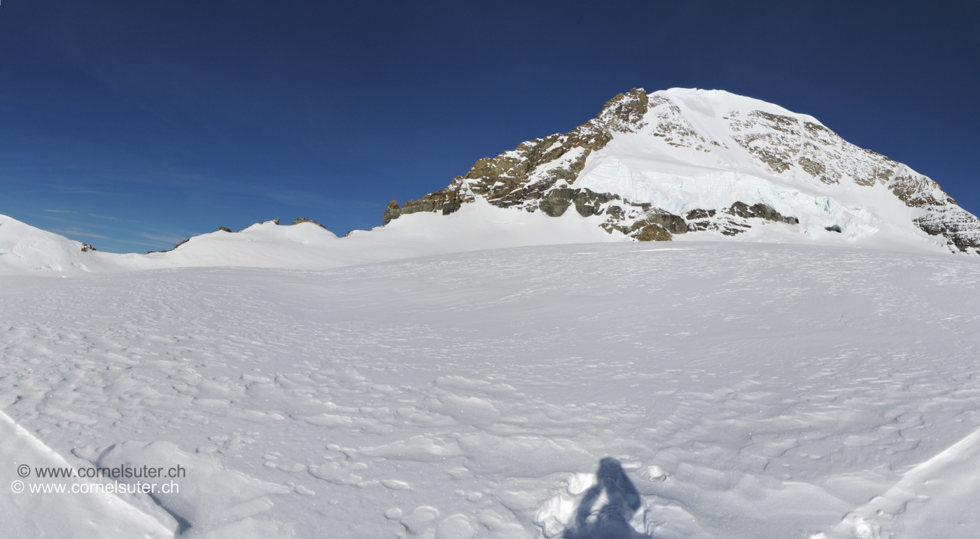 Sicht zurück zu einer schönen Weihnachts-Hochtour auf den Mönch 4107m.