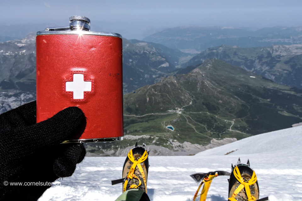 Vor der Hitze geflohen. Mittagessen auf dem Mönch 4107m. Aussicht zur Kleinen Scheidegg 2061m (05.Juli 2015 / 12 Uhr)