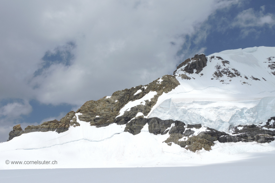 Schon wieder unten, der Südwest-Grat von Links nach Rechts hinauf zum Mönch 4107m.