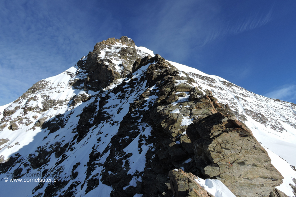 Nach dem Turm werden die Schneefelder teilweise etwas häufiger, dennoch alles weiter ohne Steigeisen. Auch da gute Verhältnisse, wo kein Schnee ist sind die Felsen trocken. 