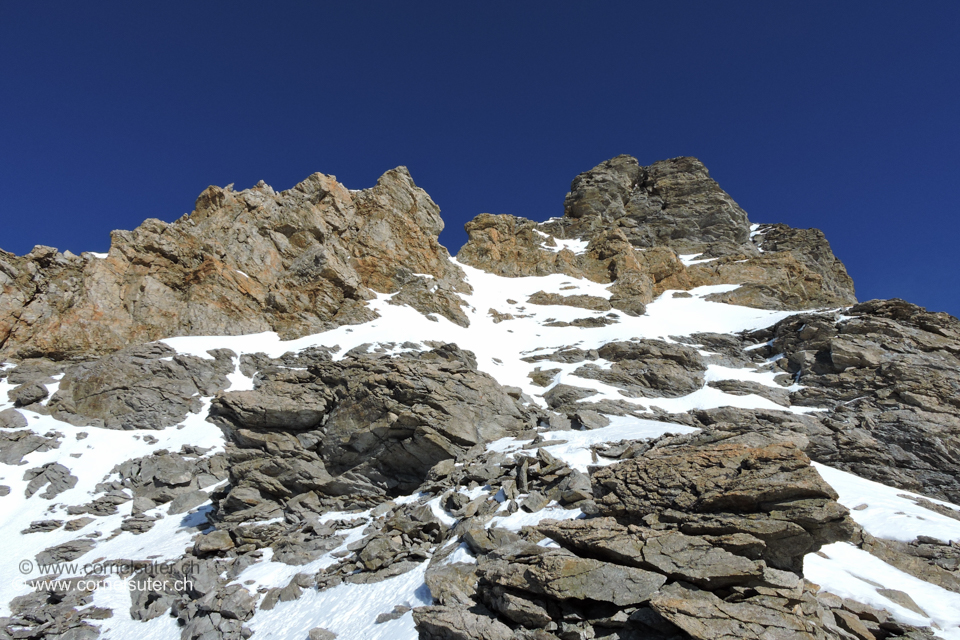 Diese Schlusswand hat zurzeit wenig Schnee kein Firn teilweise auf gefrorenem Eis, daher zeitweise auf die Felsen ausgewichen. 