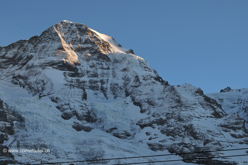 Unten bei der Kleinen Scheidegg Sicht hinauf an den Mönch 4107m.