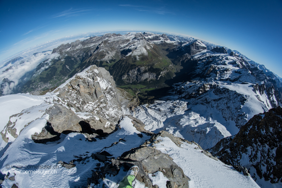 Auf dem Titlis 3238m mit Sicht auf die Welt, links Engelberg. (26.09.2015 / 11:30 Uhr)