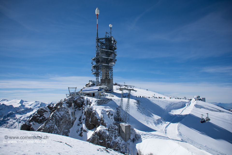 Der Funkmasten auf dem Klein Titlis 3032m. Links befindet sich die Hängebrücke