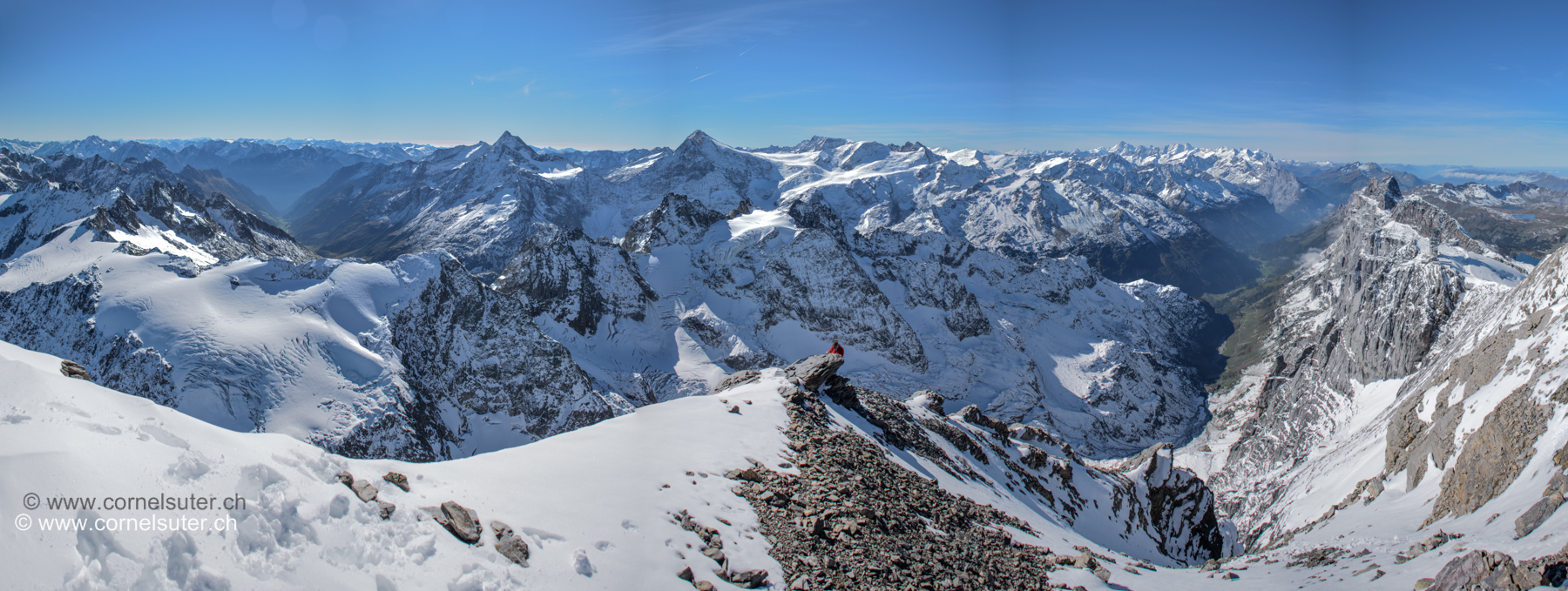 ca 180° Panorama Bild, hergestellt aus mehreren Hochkant Bildern mit Spiegelreflex. Links das Meiental bis nach rechts zum Gadmertal.