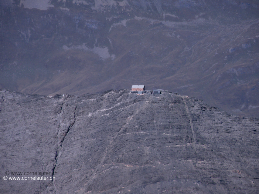 Die Mittellegihütte 3354m (Homepage / Karte)  Sicht vom Walcherhorn 3692m (Klick Bericht lesen)