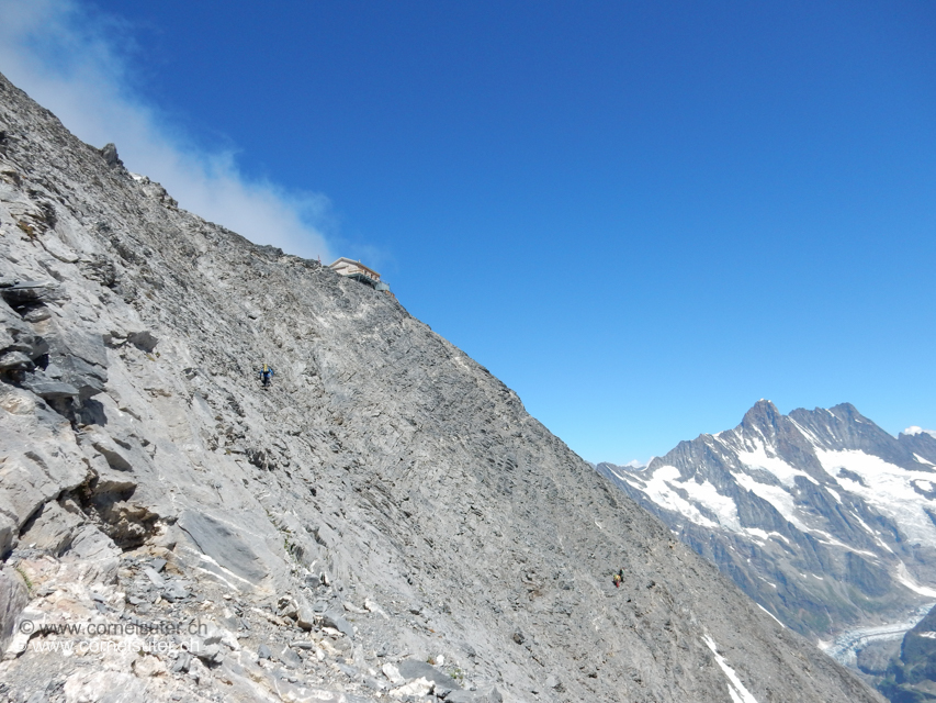 Weiter auf dem Band bis fast in die grosse Mulde unterhalb der Mittellegihütte, noch vor dieser Mulde aufsteigend traversierend an Höhe gewinnen auf den Mittellegigrat den man knapp Südwestlich von der Hütte erreicht. 