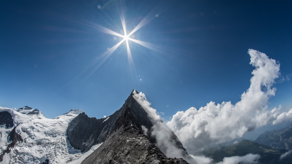 von der Mittellegihütte 3354m (Homepage / Karte) sicht über den Mittellegigrat zum Eiger....