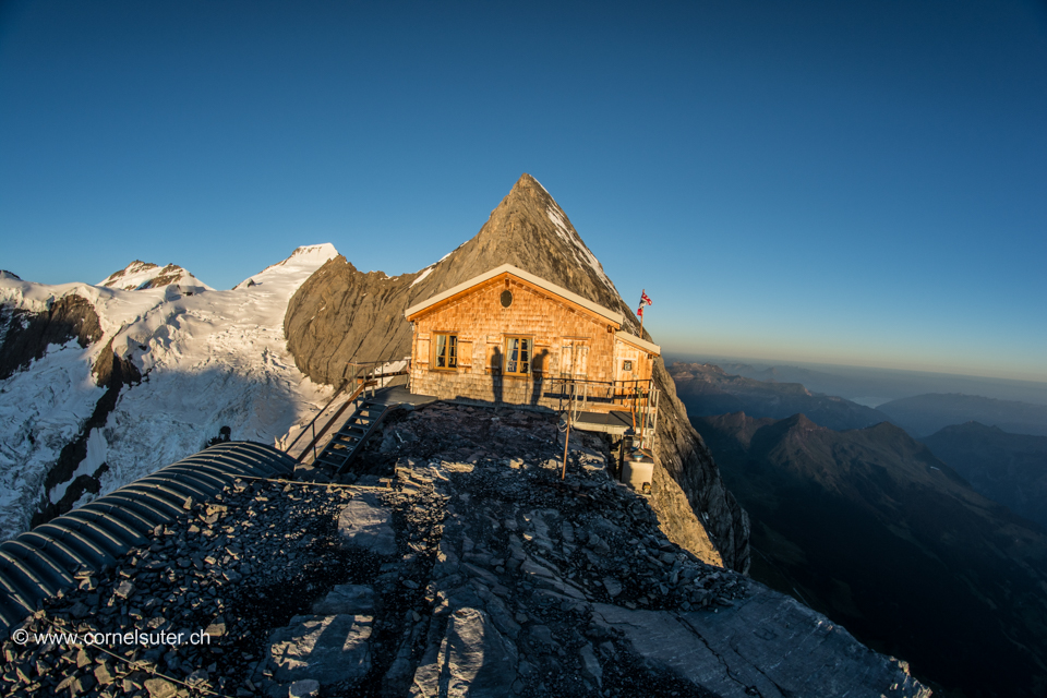 Am nächsten Morgen Die Mittellegihütte 3354m (Homepage / Karte)