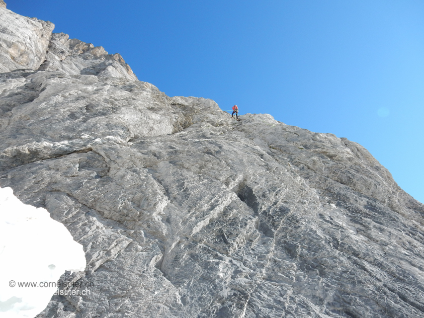 Das letzte Teilstück auf den Gletscher hinunter kann mit 3x25m abgeseilt werden.