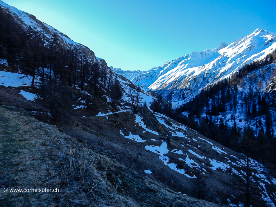 Im Aufstieg durch das Valsorey, am Anfang wenig Schnee, Tragstellen wechseln sich ab.