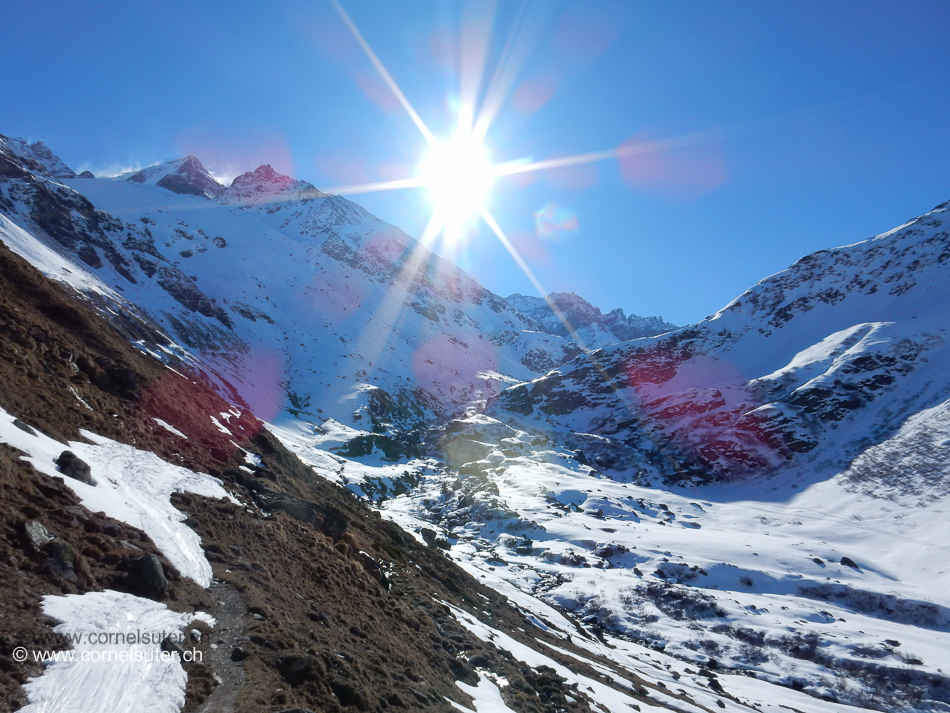 Dann wieder wenig Schnee und die Ski kurz tragen...