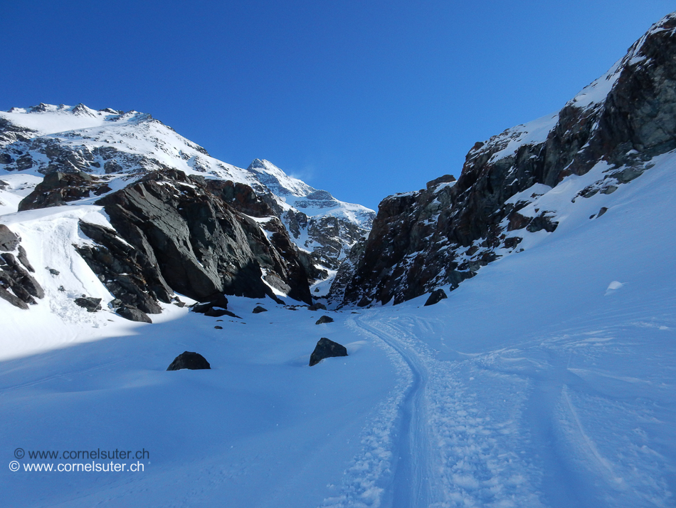 Aufstieg in der Schlucht, oben der Grand Combin mit Schneefahnen.... Triebschnee...