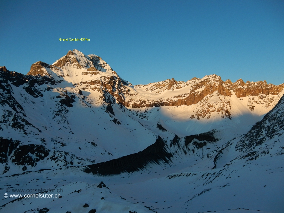 Von der SAC Vélanhütte 2642m Sicht zum Grand Combin 4314m.