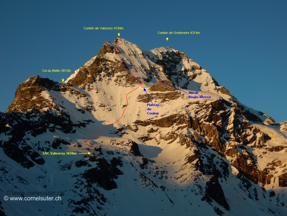 Von der SAC Vélanhütte 2642m und ca unsere Aufstiegsroute. Wir konnten mit Ski fast bis zum Plateau du Couloir dann Fussaufstieg.  übrigens die Haute Route geht auch hinauf zum Plateau du Couloir.....