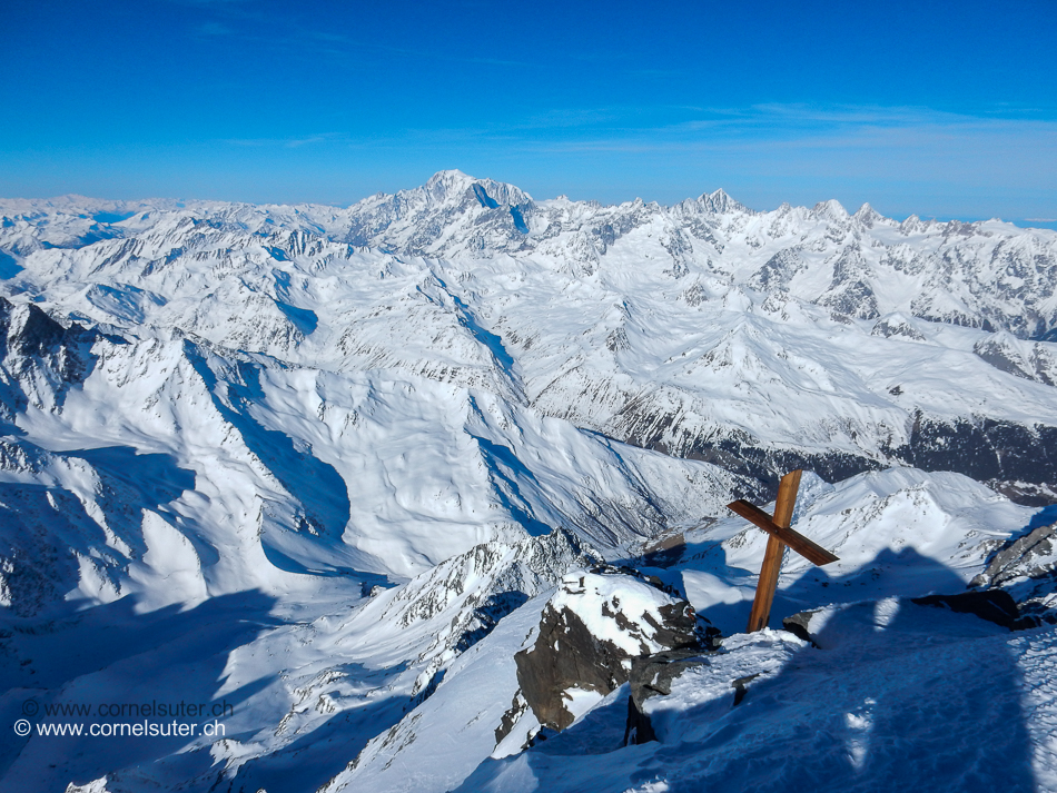 Angekommen auf dem Combin de Valsorey 4184m, Sicht Richtung Mont Blanc 4808m und es ist kalt und ziemlich windig....!
