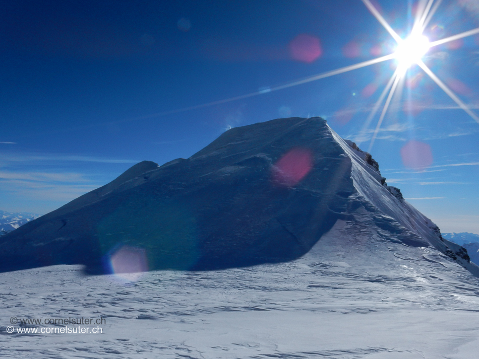 Es geht weiter zum Hauptgipfel, Combin de Grafeneiere 4314m. Alles hart und teilweise glasig vereist, alles zu Fuss weiter mit Steigeisen. Schneefahnen...