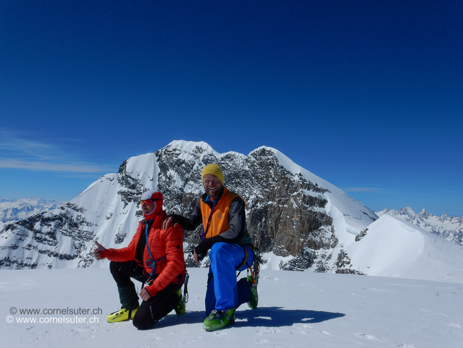 Gipfelbild auf dem Combin de la Tsessette 4135m, zu unserem erstaunen völlig windstill...... 