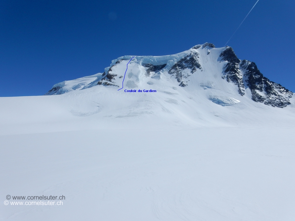 Couloir du Gardien die Normalroute ab der FX-Panassière, jedoch grösste Vorsicht geboten, oben drohen immer Eisabbrüche man bewegt sich für längere Zeit unter diesen Abbrüche....