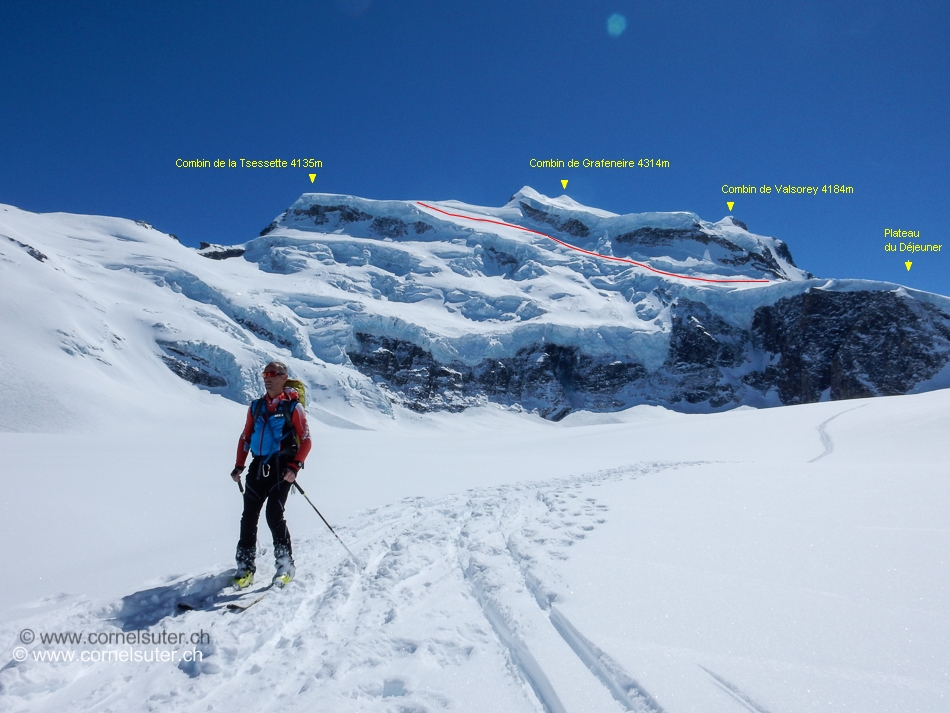 die 3 Gipfel des Grand Combin und rot ca die Abfahrt via Le Corridor..