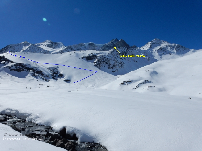 Weiter auf dem Talboden in Südlicher-Richtung, dann  nicht durch die Schlucht hinauf, sondern etwas nach Westen ausholen und  anschliessend nach Osten querend zur Moräne (Karte) auf dieser folgend hinauf zur  SAC Vélan Hütte 2642m (Homepage / Karte).