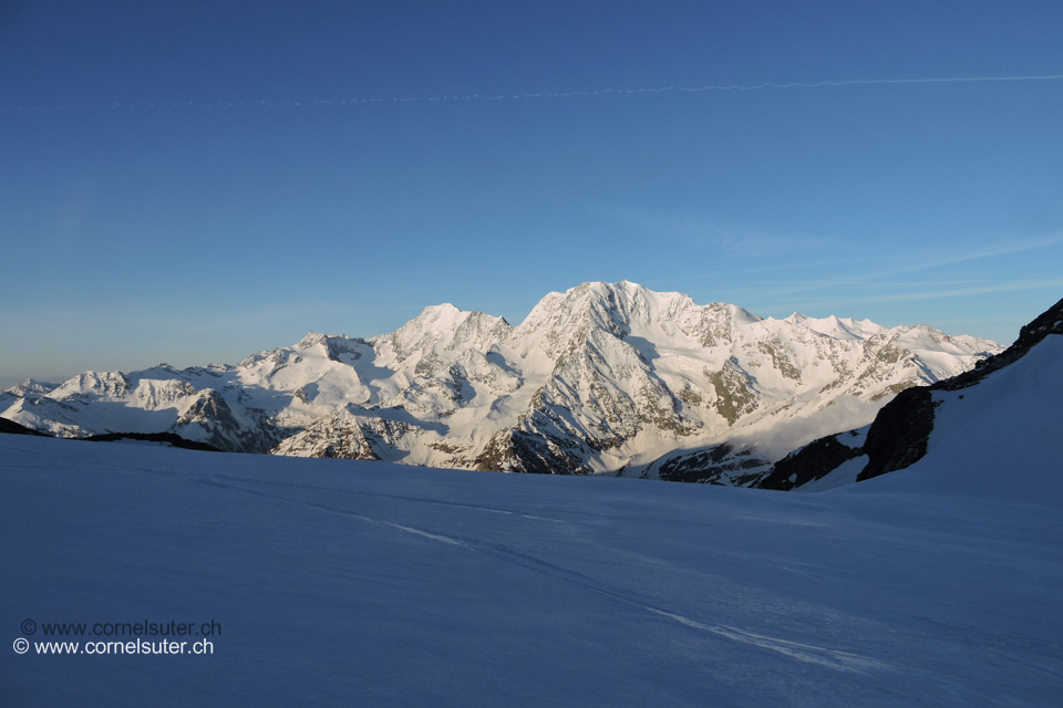 Sicht zum Weissmies 4017m (Klick Bericht lesen) , Lagginhorn 4010m der kleinste 4tausender in der Schweiz, und das Fletschhorn 3985m (Klick Bericht lesen)