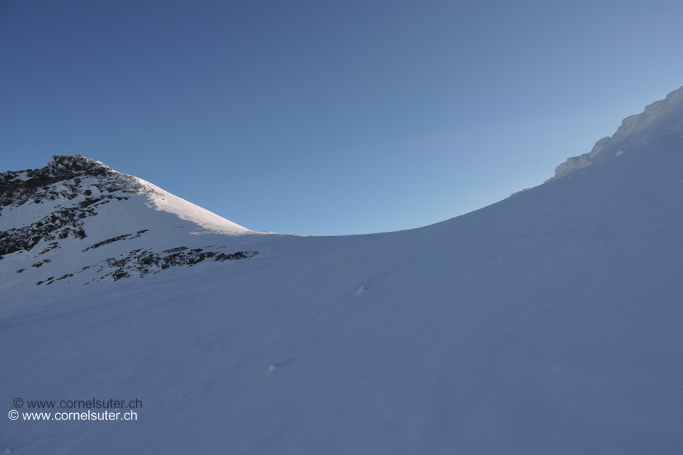 Der Breithornpass 3345m und jetzt kommt der Orkanartige Wind dazu, grrrrr