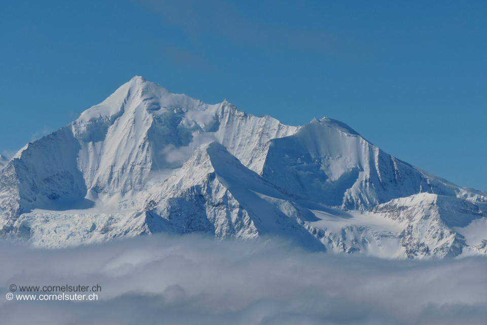 Zoom zum Weisshorn 4506m, rechts das Bishorn 4153m, davor etwas Links das Brunegghorn 3833m>>>mehr.