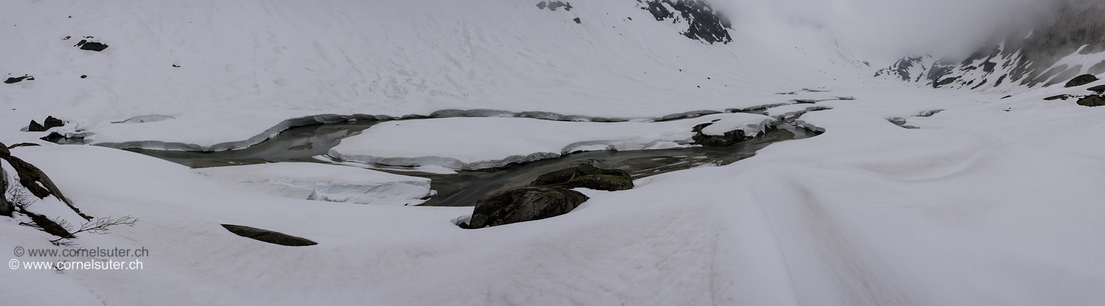 Mein heutiges Ziel demfall der Bächlisee 2165m im Bächlital. Das Bild besteht aus mehreren Hochkant Bildern. Dieser See dient als Zuleitung für den Grimselsee. In einem Tal Nördlich von hier im Gruebengletscherkessel wird das Wasser beim See aufgefangen und mittels Stollen ins Bächlital geleitet, dieser Stollen kommt direkt unterhalb von der SAC Bächlihütte wieder an die Oberfläche. Weiter fliesst das Wasser hier her zum Bächlisee, ab da wieder mit einem Stollen weiter und fliesst in den Grimselsee.