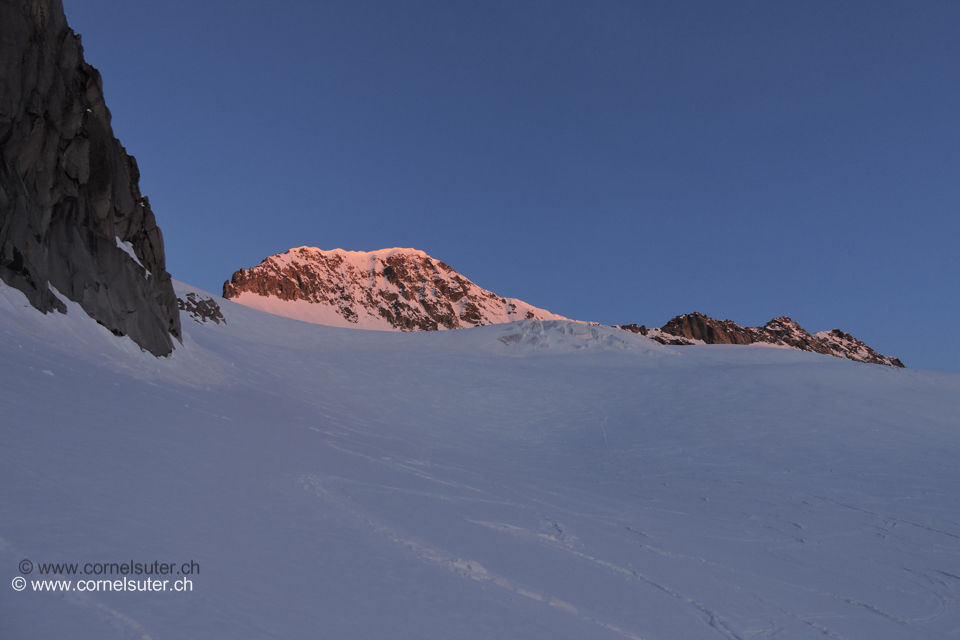 Da kommt er der Galenstock 3586m, bereits um 6 Uhr bekommt er Sonne, also sehr früh !!
