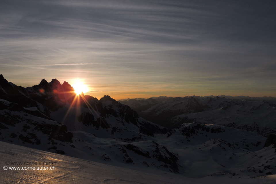 Die Sonne kommt neben Winterstock 3203m hervor. Links neben der Sonne ist das Südwest Couloir zu erkennen, welches Lukas und ich 2 Tage besteigen werden.