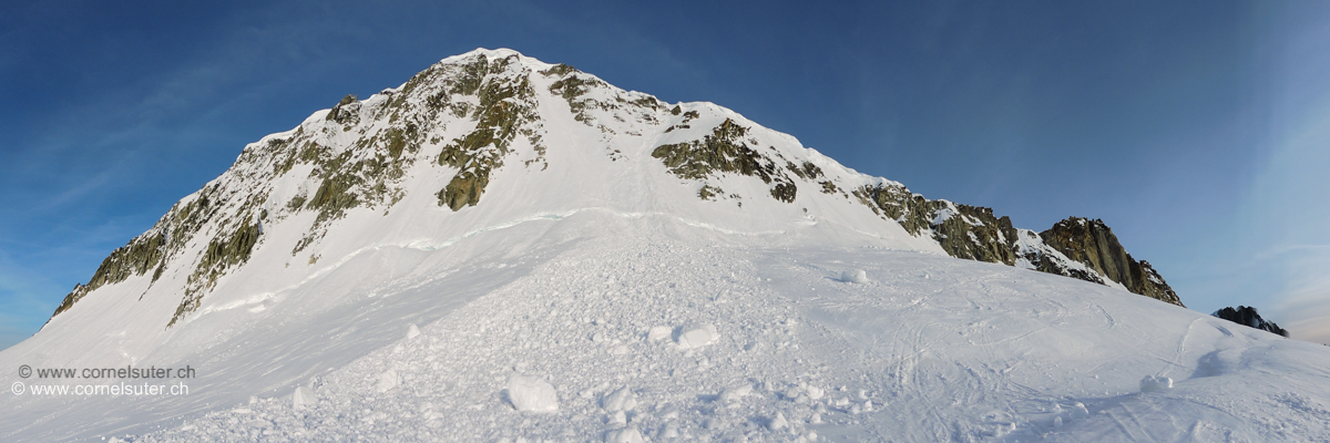 Der Gesamte Galenstock 3586m auf einem Bild. Das Bild besteht aus mehreren Hochkant Bildern.