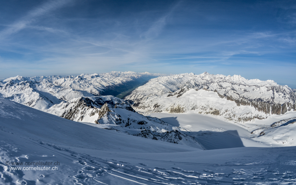 Aussicht Richtung Goms, Walliseralpen, Rhonegletscher, am rechten Rand die Berneralpen, schön !!