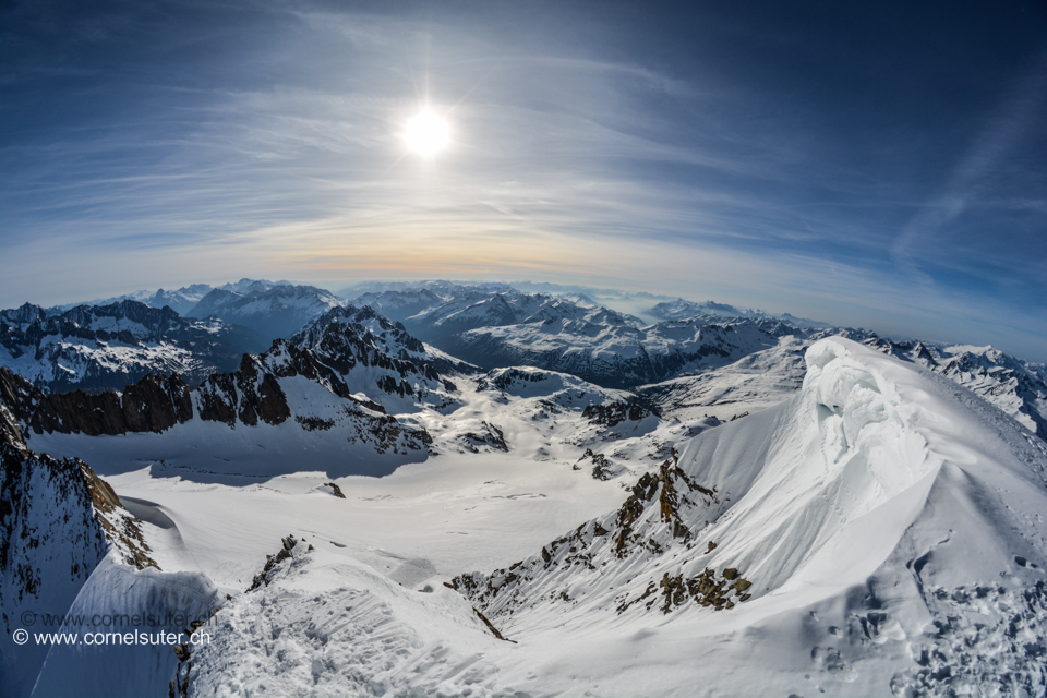 Sicht hinunter auf die Aufstiegsroute, Tiefengletscher, Urneralpen usw.