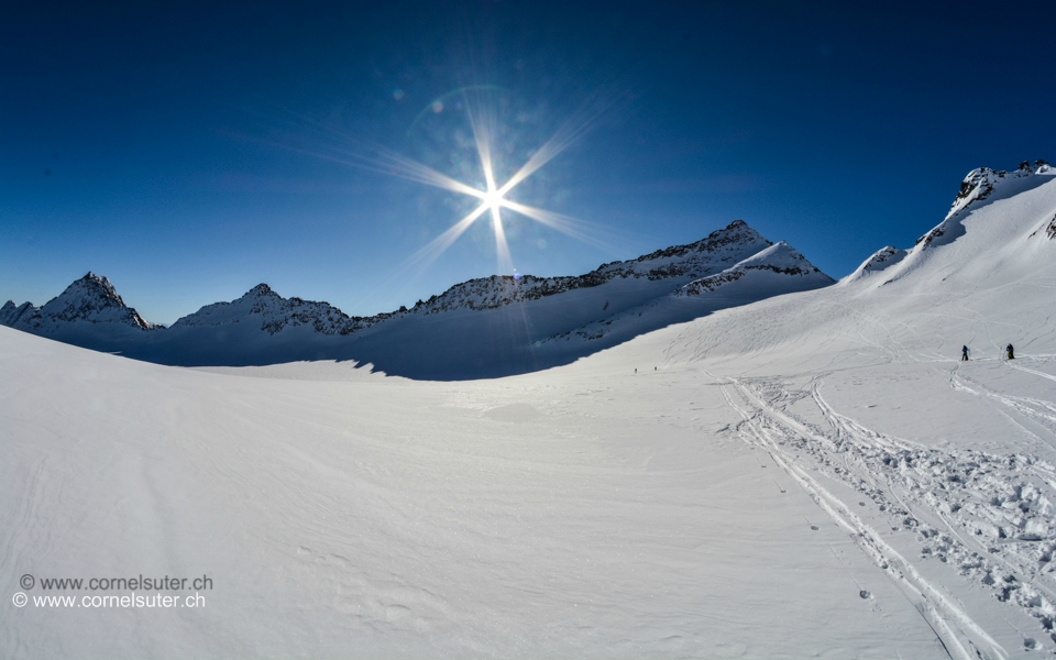 Bereits hinunter gefahren zum Brunnifirn, Sicht zurück zum Piz Ault Nordostgrat. äifach äs herrlichs Tägli hemr preicht.