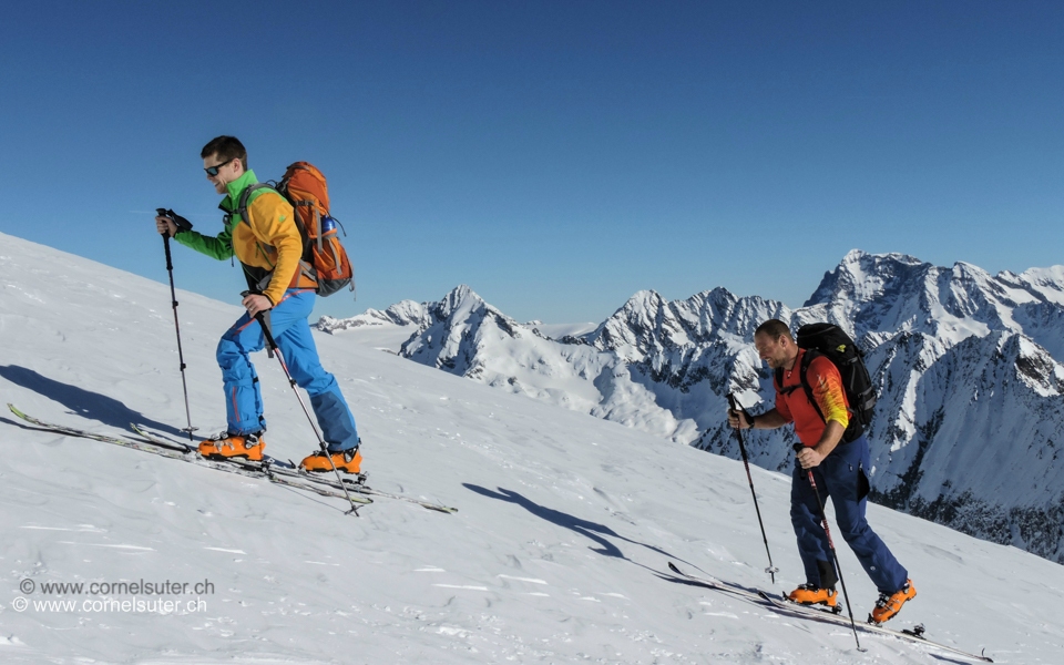 Skitour wie aus dem Bilderbuch, so darf es sein. Im Hintergrund Clariden 3267m, Gross Düssi 3256m, Tödi 3614m usw.
