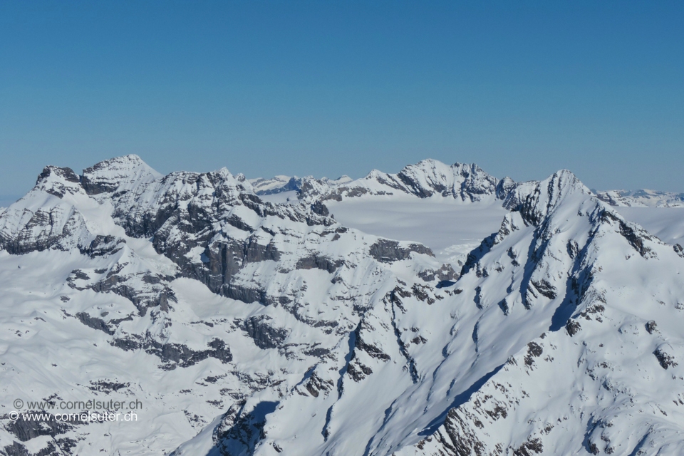 Da hätten wir das Schärhorn 3294m, Clariden 3267m, Hüfifirn, Gross Düssi 3256m.