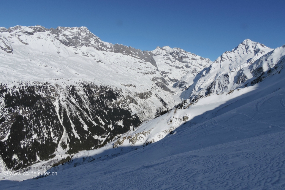 Jetzt müssen wir hinüber zur Ligegg Hütte 1834m queren.