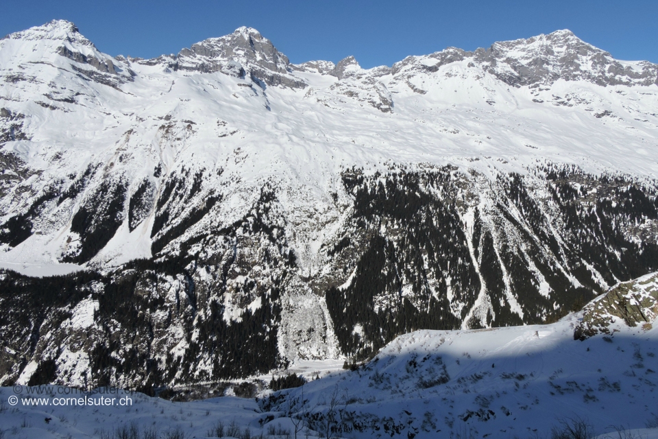 Am rechten Rand die Ligegg Hütte 1834m, oben sind die Chli Windgällen 2986m, Gross Windgällen 3187m und Gross Ruchen 3138m.