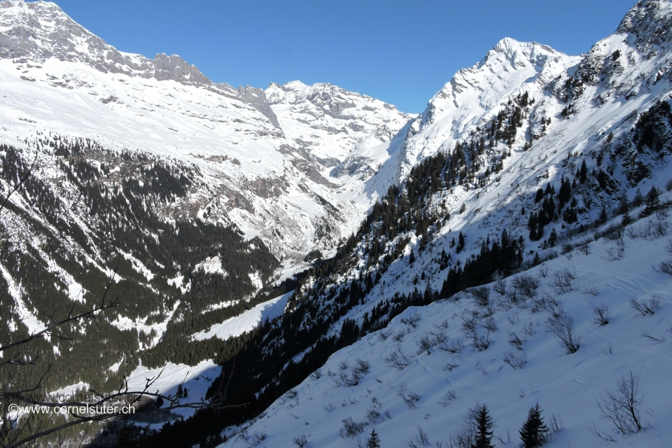 Etwas unterhalb von der Ligegg Hütte 1834m, querung zu den Milchplanggen.