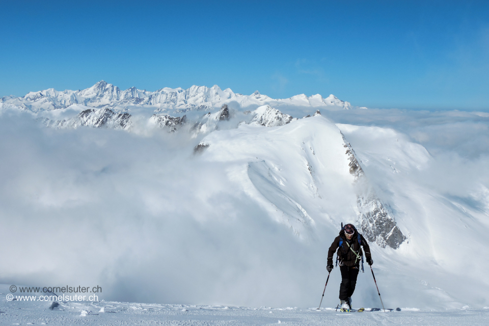 Walter kurz unterhalb des Gipfels, im Hintergrund das Gwächtenhorn 3420m, am Horizont viele Bekannte Berner Gipfel.