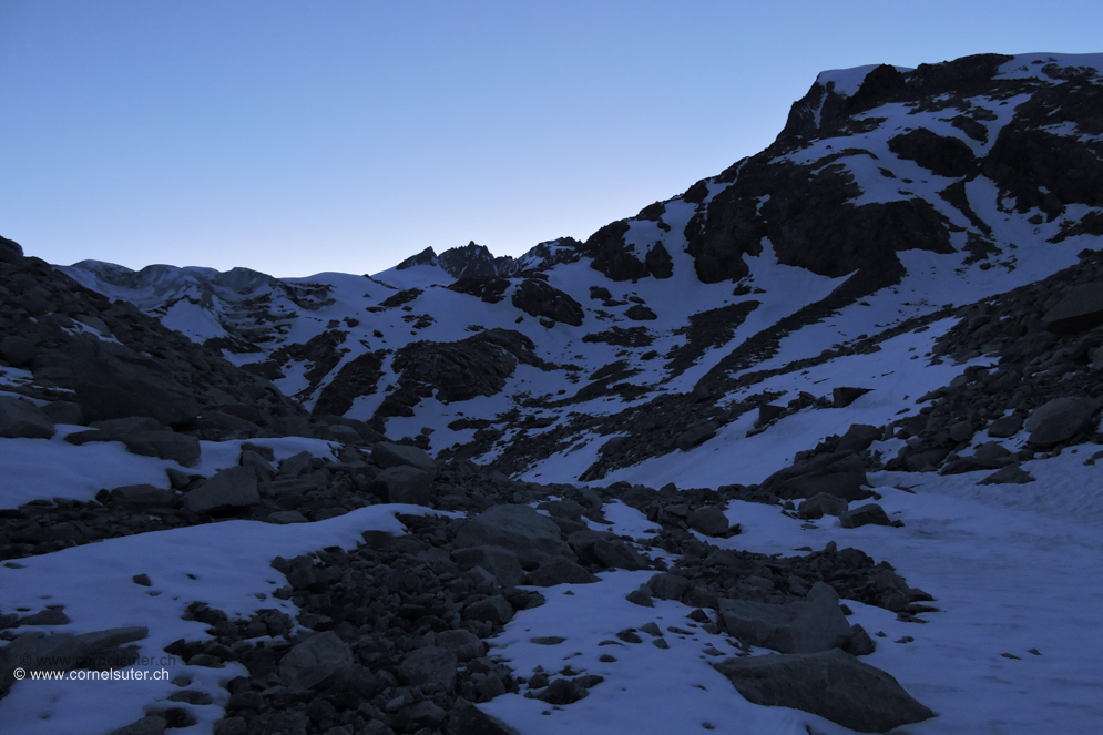 Nei der Verzweigung der Route zum Galenstock, über ein paar alte Schneefelder reichte der Schnee noch knapp