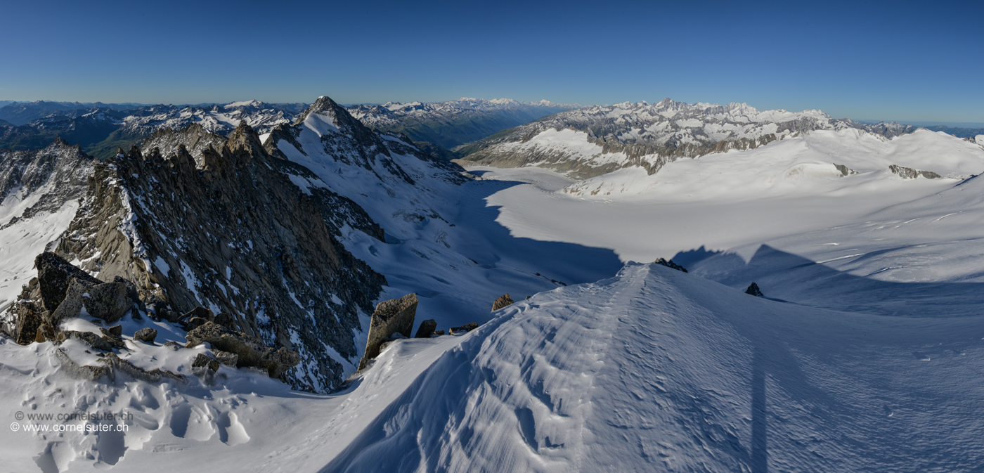 Aussicht auf dem Hinterer Rhonestock 3588m auf den Rhonegletscher, Galenstock 3586m und alles andere was noch so herum steht und liegt.....