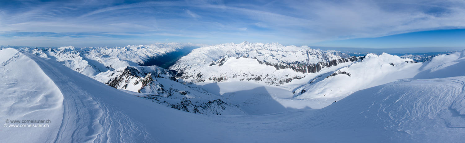 Pano auf dem Galenstock 3586m, Sicht ins apere Goms, die Walliseralpen, bis Mont Blanc, die Berneralpen, der Rhonegletscher erhält den Schatten des Galenstocks.