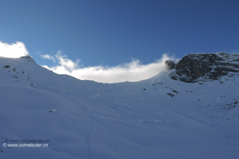 Sicht hinauf zur Ruosapler Chulm 2178m, mein Zeil links oben der Geissberg 2318m.