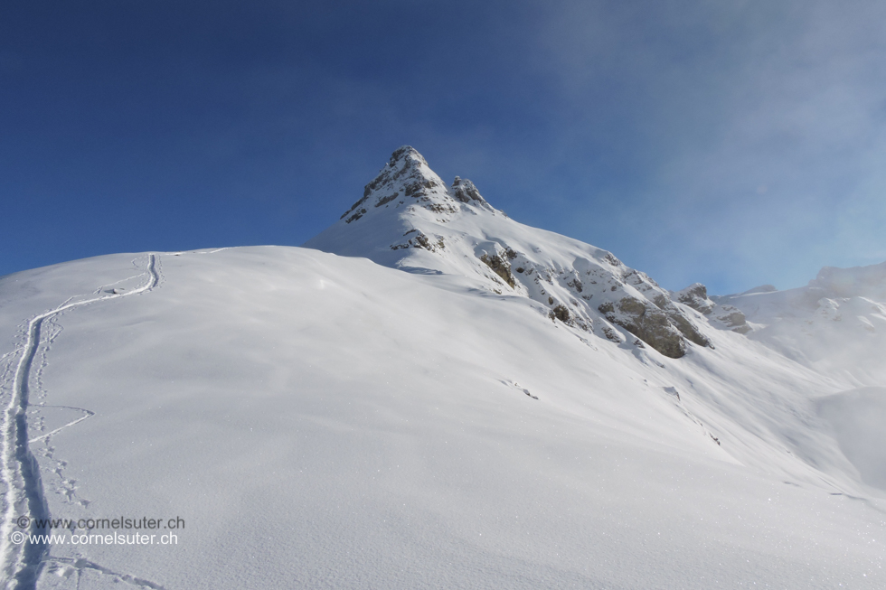 Nun hinauf zum Geissberg 2318m. Danke den beiden Spurern.